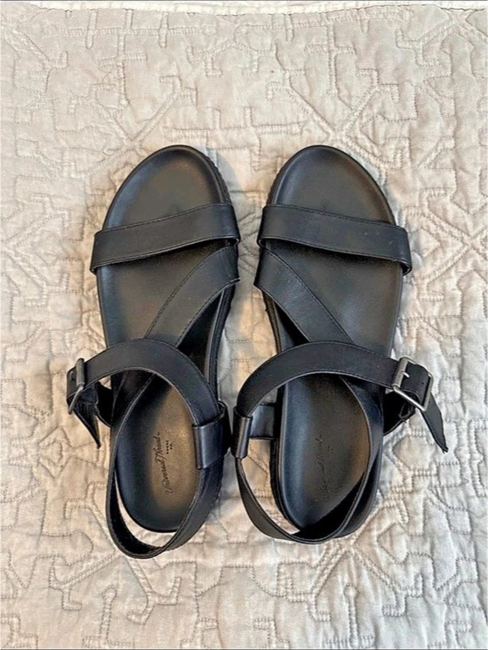 Universal Thread Black Buckle Strap Sandals